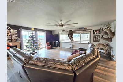 1880 Fairhill Dr, Roseburg, OR 97471 - Photo 3