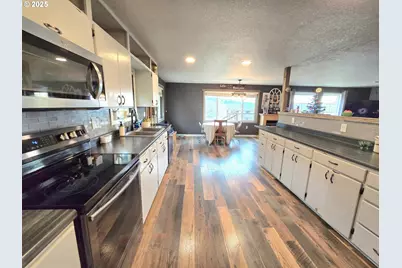 1880 Fairhill Dr, Roseburg, OR 97471 - Photo 13