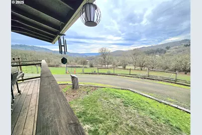 1880 Fairhill Dr, Roseburg, OR 97471 - Photo 5