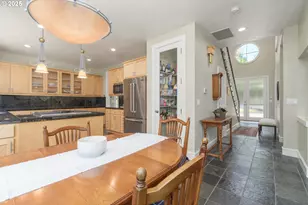 2808 Edgewater Dr, Eugene, OR 97401 - Photo 9