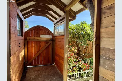 407 S Empire Blvd, Coos Bay, OR 97420 - Photo 3