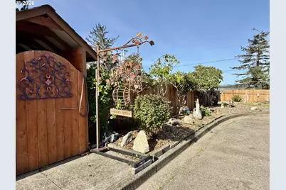 407 S Empire Blvd, Coos Bay, OR 97420 - Photo 3