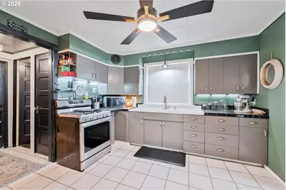 304 Crawford St, Kelso, WA 98626 - Photo 9