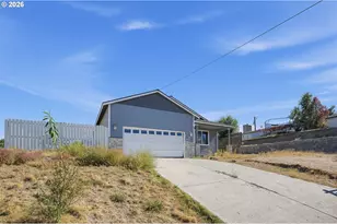359 SW Madison St, Madras, OR 97741 - Photo 3