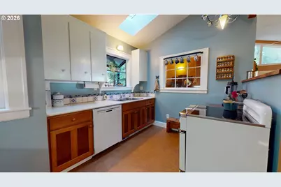411 Perry St, Springfield, OR 97477 - Photo 9