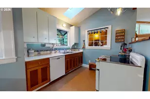411 Perry St, Springfield, OR 97477 - Photo 9
