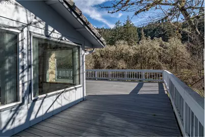 82 N River Dr, Roseburg, OR 97470 - Photo 31