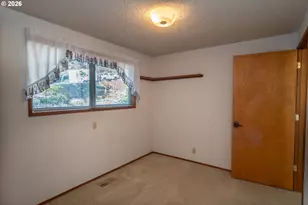 82 N River Dr, Roseburg, OR 97470 - Photo 19