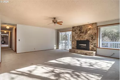 82 N River Dr, Roseburg, OR 97470 - Photo 17