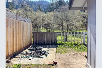 82 N River Dr, Roseburg, OR 97470 - Photo 41