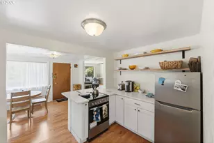 685 N 12th St, Coos Bay, OR 97420 - Photo 11