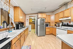 911 Cleveland Hill Rd, Roseburg, OR 97471 - Photo 9