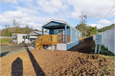 201 NE Peggy Ave #13, Roseburg, OR 97470 - Photo 1
