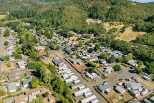 201 NE Peggy Ave, Roseburg, OR 97470 - Photo 29