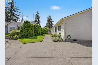 1633 SE 162nd Ave, Portland, OR 97233 - Photo 3