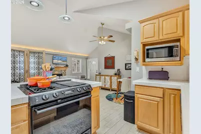 136 B 3rd Ave, Seaside, OR 97138 - Photo 21