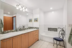 1030 NW Johnson St, Portland, OR 97209 - Photo 15