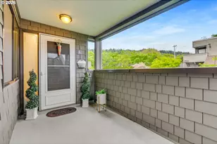 5624 S Riverside Ln, Portland, OR 97239 - Photo 3