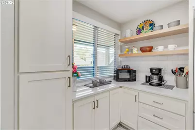 5624 S Riverside Ln #8, Portland, OR 97239 - Photo 7