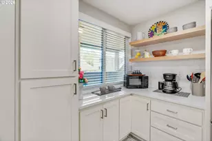 5624 S Riverside Ln, Portland, OR 97239 - Photo 7