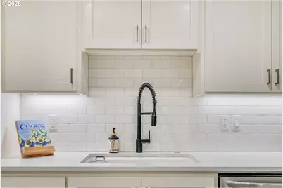 5624 S Riverside Ln #8, Portland, OR 97239 - Photo 5
