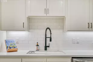 5624 S Riverside Ln, Portland, OR 97239 - Photo 5