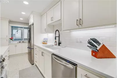 5624 S Riverside Ln #8, Portland, OR 97239 - Photo 5