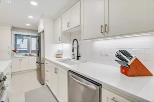 5624 S Riverside Ln, Portland, OR 97239 - Photo 5