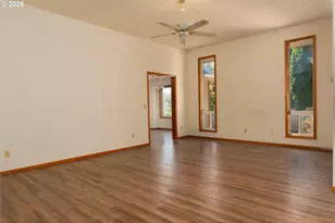 2309 NW Parkdale Ave, Roseburg, OR 97471 - Photo 3