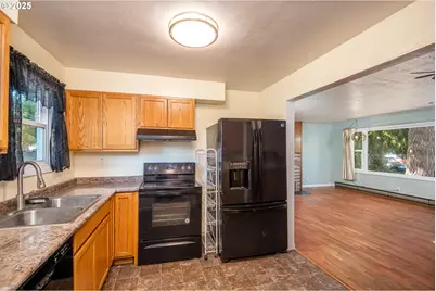 3198 Pheasant Blvd, Springfield, OR 97477 - Photo 7