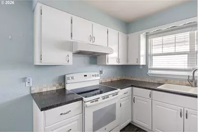 694 32nd St, Springfield, OR 97478 - Photo 17