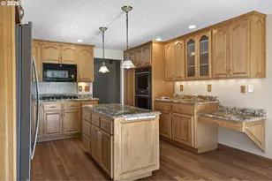 302 Arcadia Dr, Roseburg, OR 97471 - Photo 7