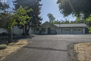 302 Arcadia Dr, Roseburg, OR 97471 - Photo 1