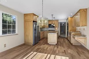 302 Arcadia Dr, Roseburg, OR 97471 - Photo 3