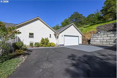 1220 NE Cambrian Ct, Roseburg, OR 97470 - Photo 3