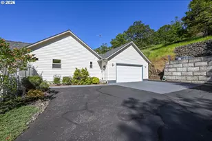 1220 NE Cambrian Ct, Roseburg, OR 97470 - Photo 3