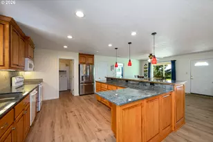 1220 NE Cambrian Ct, Roseburg, OR 97470 - Photo 13