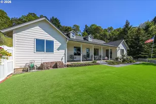 1220 NE Cambrian Ct, Roseburg, OR 97470 - Photo 1
