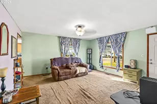 910 S 10th St, Cottage Grove, OR 97424 - Photo 5