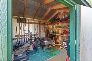 898 NE Pacific Dr, Fairview, OR 97024 - Photo 27