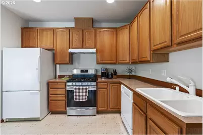 898 NE Pacific Dr, Fairview, OR 97024 - Photo 7