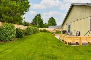 730 E 15th Cir, La Center, WA 98629 - Photo 3