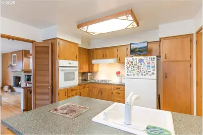 8495 SW Katherine Ln, Portland, OR 97225 - Photo 7