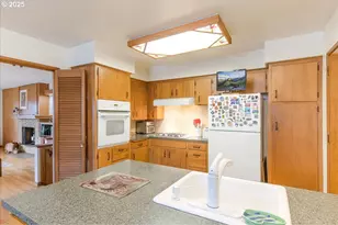 8495 SW Katherine Ln, Portland, OR 97225 - Photo 7