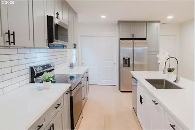 9326 SE Mill St, Portland, OR 97216 - Photo 5