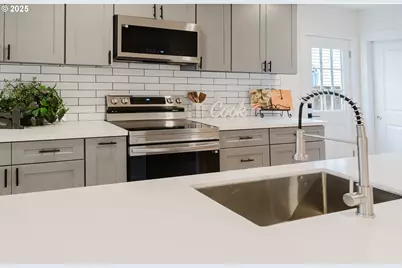 9326 SE Mill St, Portland, OR 97216 - Photo 7