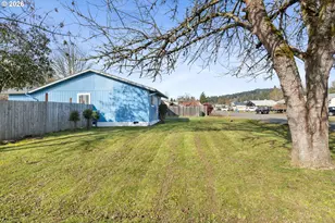 375 Johnson St, Sutherlin, OR 97479 - Photo 3