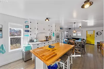 886 1st St SE, Bandon, OR 97411 - Photo 11