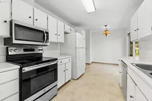 1085 SW Hillcroft Ave, Portland, OR 97225 - Photo 7