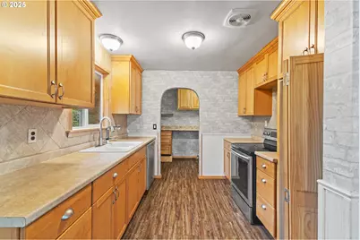 1095 E 2nd St, Coquille, OR 97423 - Photo 9